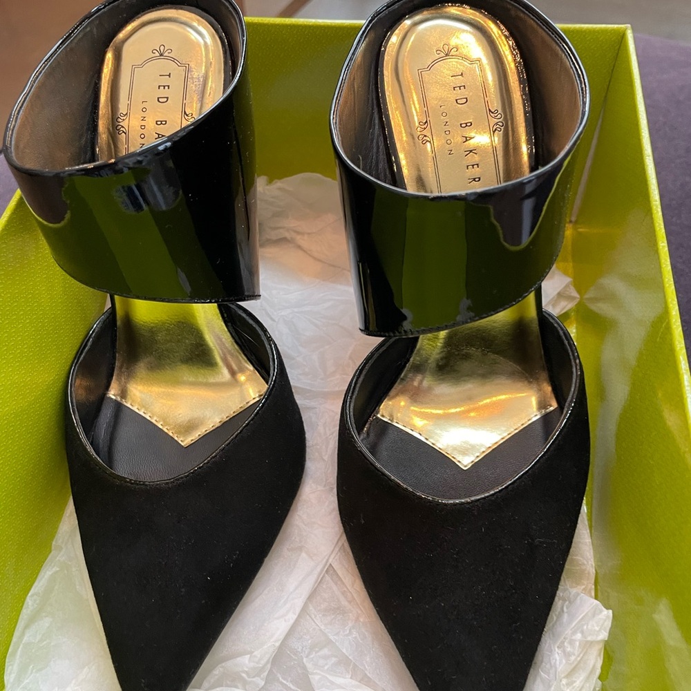 Size 7 US Black Velvet and Patent Leather Pump